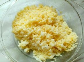 米饭和蛋黄搅拌均匀。