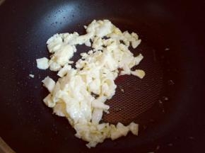 锅中加入油，将蛋白煎饼再切碎。