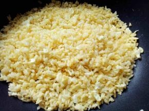 炒到米饭粒粒分明即可。