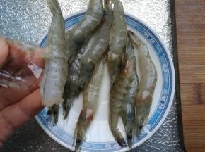 鲜虾清洗干净，剥去虾壳。