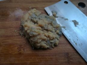 鸡肉洗净剁成泥，加入鲜虾剁碎，不用太烂，有颗粒增加口感。