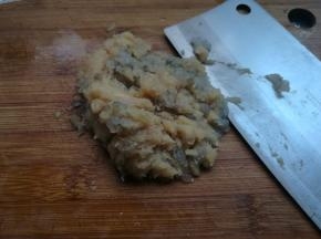 鸡肉洗净剁成泥，加入鲜虾剁碎，不用太烂，有颗粒增加口感。