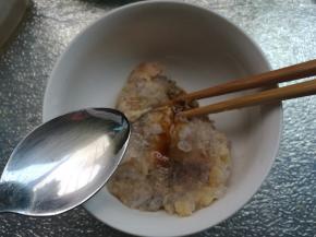 放碗内，加入生抽、料酒、盐。