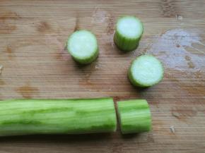 丝瓜洗净去皮，均匀地切成小段。