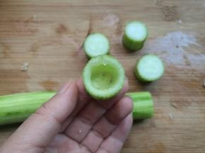 挖去中间瓜瓤（不想浪费可以加进虾肉中一起剁碎）