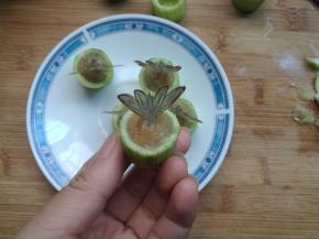 装进虾肉，虾尾洗净，插在中间。