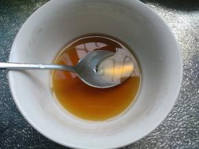 小碗内加入耗油、盐、糖、淀粉、水搅拌均匀，放入锅中勾成薄芡汁浇在丝瓜凤尾虾上即可。