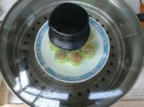 全部做好后放进烧开的锅中，大火蒸5分钟即可。（时间根据食材大小灵活调节）