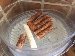 山药，清洗干净，放入电蒸锅，可以不要削皮；启动蒸锅；