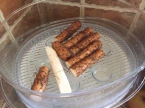 山药，清洗干净，放入电蒸锅，可以不要削皮；启动蒸锅；