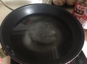 在锅中倒入1000ml清水，加入白砂糖、盐、白醋、30ml白酒，用大火煮开后晾凉，
