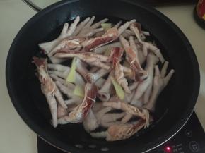 用中火煮开后转小火煮1分钟