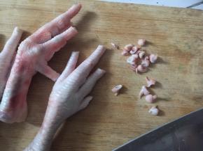 先给鸡爪修甲后清洗干净