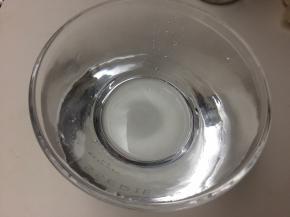 倒入玻璃容器中，放入冰箱冷藏，制成糖醋汁