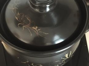 盖上锅盖放入冰箱冷藏一夜，至少8小时以上，确保入味