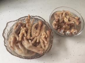 然后立马捞出，用凉开水冲洗干净，转入冰水中浸泡30分钟