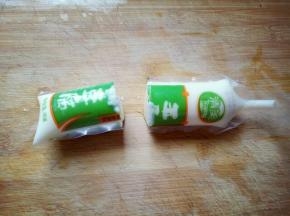首先将玉子豆腐从中间切开。去图