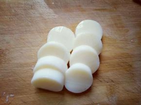 再切片，不要太切的太薄，装盘备用。