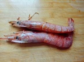 阿根廷红虾冲洗干净。