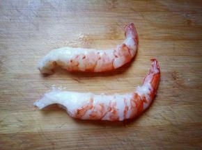 剥掉外皮，去头虾和虾线。