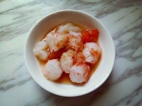 把切好的虾放入碗中，加入料酒，十三香盐，腌制10分钟。