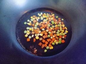 把蔬菜焯水，锅中加入水，大火烧开，下蔬菜丁焯水1分钟捞出淋干水份。