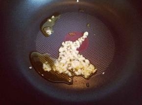 锅中热油，加入蒜末炒香。