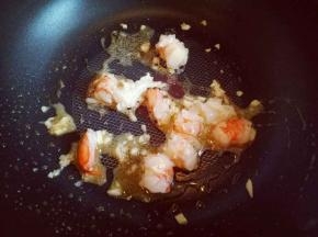 再加入腌制好的虾煸炒。