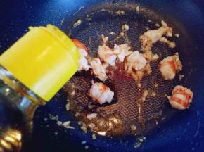 加入少许生抽煸炒。