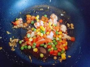 加入蔬菜继续小火煸炒。