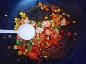 加入一勺白砂糖。