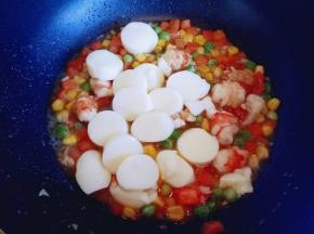 最后来去切好的玉子豆腐，大火烧烤即可出锅可以根据个人口味调，(我没有放盐，因为腌制虾时放过盐，生抽)出锅前可以品尝一下味道。
如果汤汁太多，可以用淀粉勾芡(淀粉用水化开，倒去锅里勾芡)