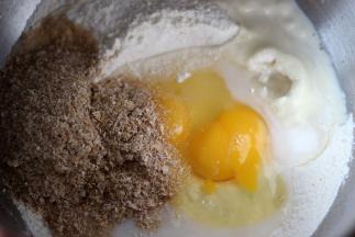 除去黄油，将主面团的食材称重准备，然后和步骤1混合揉至扩展阶段