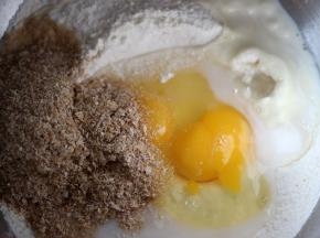 除去黄油，将主面团的食材称重准备，然后和步骤1混合揉至扩展阶段