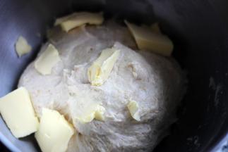 加入软化的黄油，揉至完全阶段