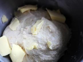 加入软化的黄油，揉至完全阶段