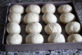 将面团平均分成15块，排气滚圆，盖保鲜膜松弛10分钟