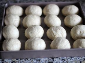 将面团平均分成15块，排气滚圆，盖保鲜膜松弛10分钟