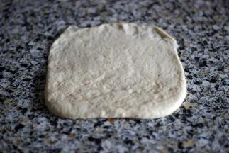 将松弛后的面团擀平