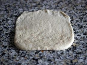 将松弛后的面团擀平