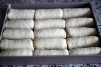 然后卷起，放入烤盘