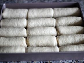 然后卷起，放入烤盘