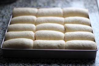 在烤盘中进行最后发酵，用手指按下，轻轻弹回表示发酵完成，