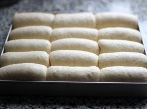 在烤盘中进行最后发酵，用手指按下，轻轻弹回表示发酵完成，