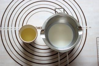 将色拉油倒入牛奶中