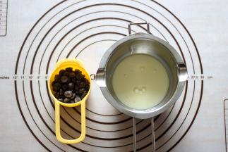 牛奶加热煮沸后关火，倒入巧克力