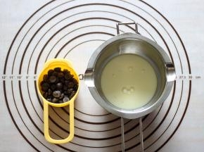 牛奶加热煮沸后关火，倒入巧克力