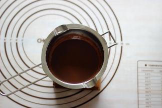 用牛奶的余温融化巧克力，然后搅拌均匀