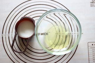 蛋清分3次加入细砂糖