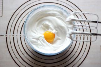 分次加入蛋黄，继续搅拌均匀